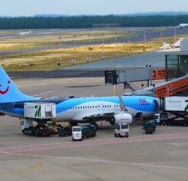 Tuifly-Jet in Düsseldorf: Erstmal wird es wohl bei Kurz- und Mittelstrecke bleiben.