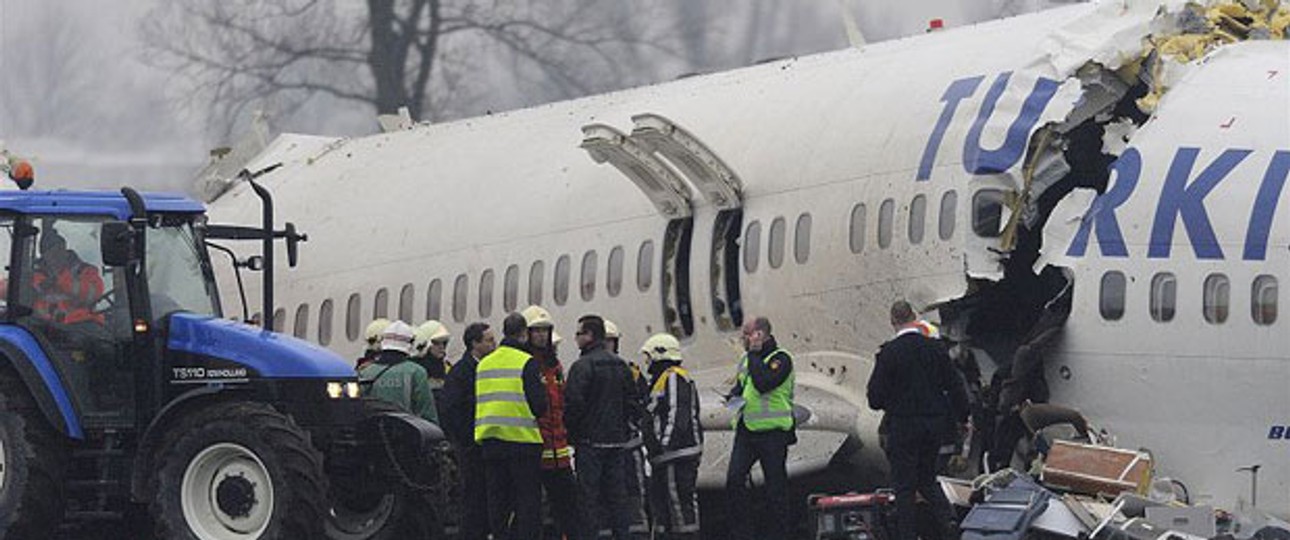 Bilder der Unfallstelle: Der Jet zerbrach beim Aufprall in zwei Teile.