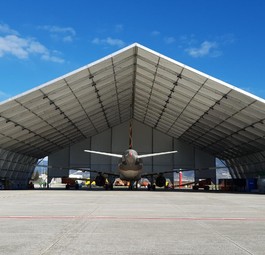 Condors Airbus A320 im mobilen Hangar in Kavala: Kennzeichen D-AICP.