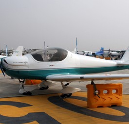 Mehrere chinesische Kleinflugzeug auf einer Messe in Wuhan: Aktuell dürfen nur noch Linien- und Rettungsflüge in China starten.