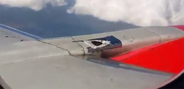 Mit Klebeband repariert: Ein Loch in der Abdeckung über einem Triebwerk hinderte eine Maschine von VivaAerobus nicht am Start.