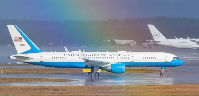 Die Delegation der USA reiste mit zwei Flugzeugen nach München. Einer Boeing C-32A, einer Variante der Boeing 757, ...