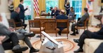 Sitzung von Donal Trump im Oval Office: Ein Modell der neuen Air Force One steht auf einem Tisch.