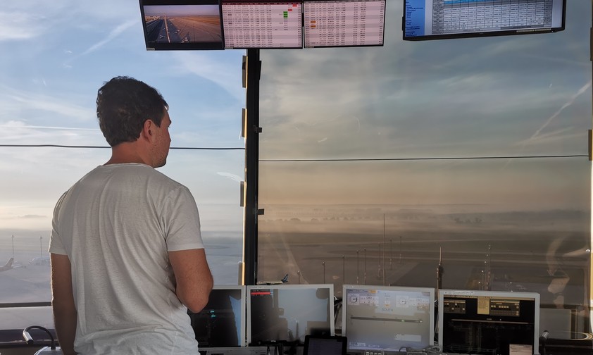 Lotse Philipp Schmitt im Tower der Deutschen Flugsicherung am BER: Freude an Privatpilotinnen und -piloten.