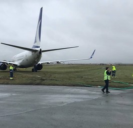 Der Flieger von Anadolujet in Perm: Muss von der Wiese geschleppt werden.