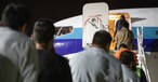 Personen besteigen einen Abschiebeflug: Die Flugbegleitergewerschaft Ufo will Abschiebungen auf Linienflügen abschaffen.