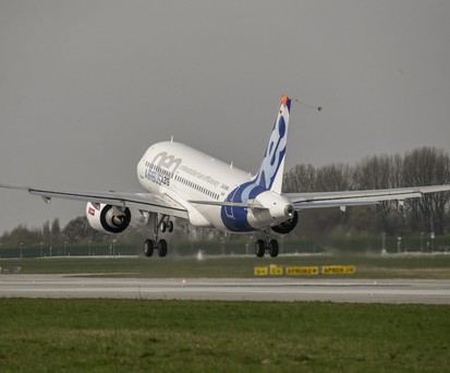 Airbus A319 Neo: Vom A319 in seiner herkömmlichen Version hatte Airbus bis Ende November 2019 stolze 1479 Exemplare ausgeliefert, sieben weitere waren bestellt. Die Neuauflage A319 Neo ist kein solcher Kassenschlager: Lediglich 36 wurden bisher geordert. Der Flieger hat seit der Übernahme der ehemaligen Bombardier C-Series durch Airbus einen Konkurrenten im eigenen Haus: den A220-300 mit Bestellungen für 431 Flieger. Spannend wird derweil ...