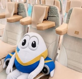 Ryanair-Maskottchen im Emirates-Sitz. «Hasse es», schrieb die Airline darunter. 