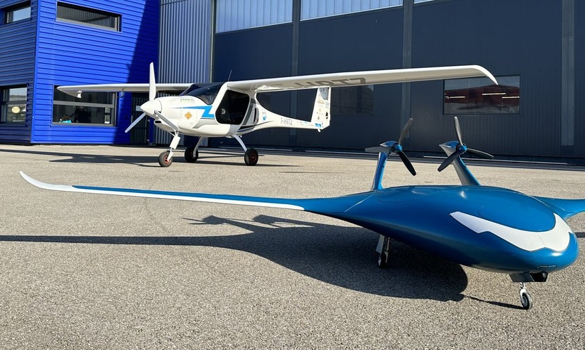 Velis Elektro  im Hintergrund und ein Modell der Eenuee im Vordergrund: :