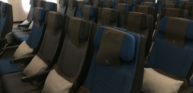 Hinter den 44 Plätzen der Premium Economy folgt die Economy Class. Airbus weist stolz darauf hin, dass Singapore sich dafür entschieden hat, 18,5 Zoll breite Sitze einzubauen.