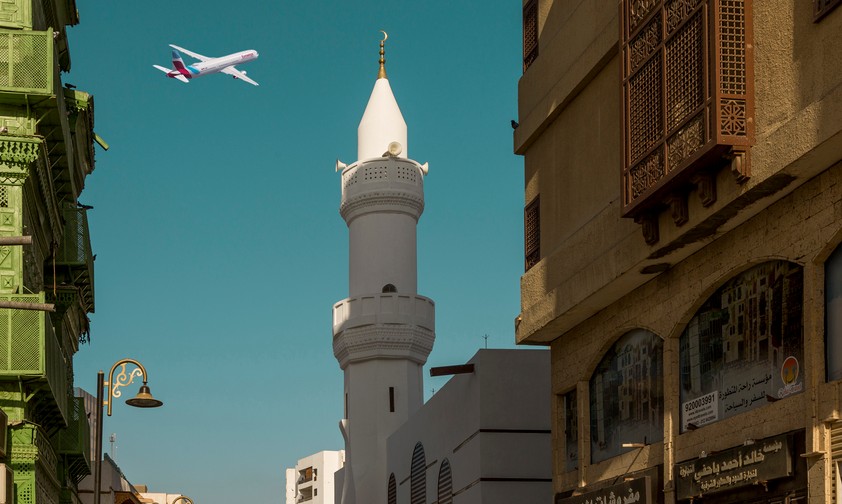 Ein Eurowings-Flugzeug über der Altstadt von Jeddah: Die Airline fliegt im Winter ab Stuttgart neu in die saudische Hafenstadt.