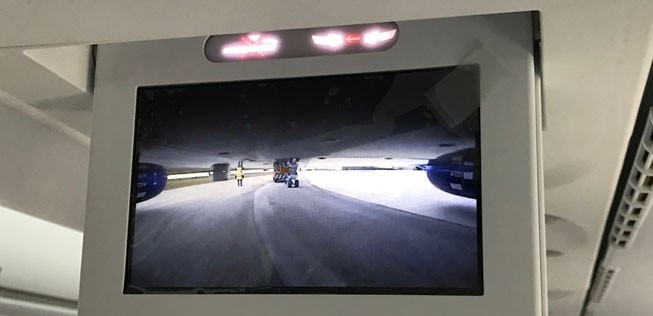 Ein witziges Extra: Die Bildschirme, die das Bild einer Kamera unten am Rumpf zeigen können.