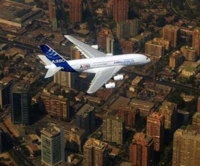 A380 im Flug: Airbus bietet künftig eine dichtere Variante an.