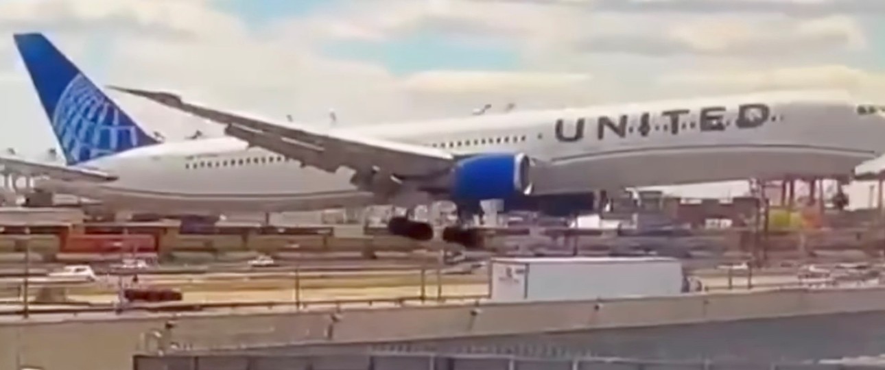 Der Moment vor der Berührung: Die Boeing 767 von United fliegt extrem niedrig an.