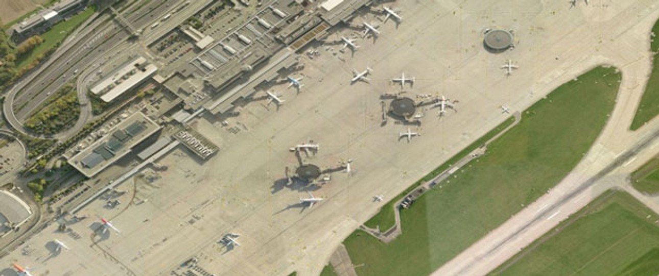 Gleicher Platz, mehr Komfort: Das neue Terminal für Großraumflugzeuge bietet an allen Stellplätzen Andockstationen.