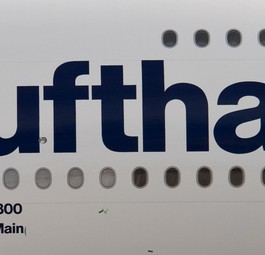 Detail eines Airbus A380 von Lufthansa: Viele Flugbegleiter fliegen derzeit kaum.