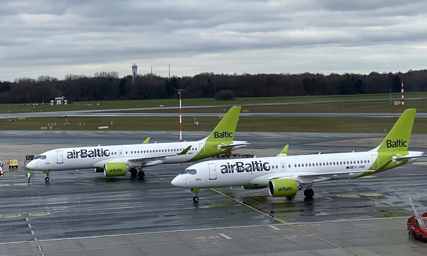 Zwei Air-Baltic-Flugzeuge: Die Airline  leidet unter einer immensen Schuldenlast.