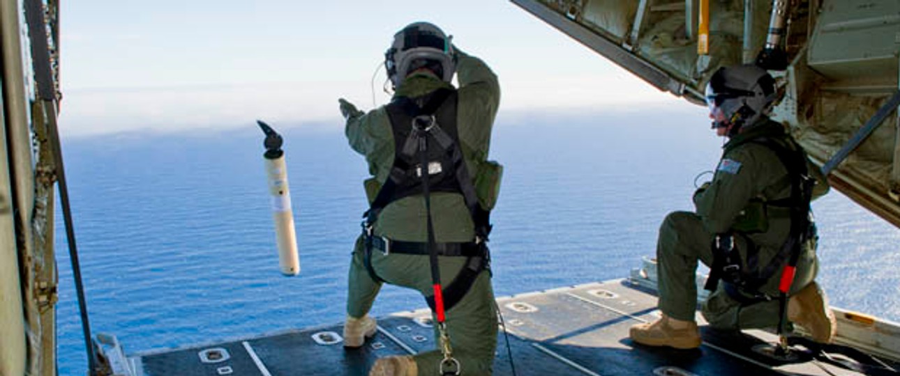 Australische Soldaten markieren das Suchgebiet: Wie die Nadel im Heuhaufen.