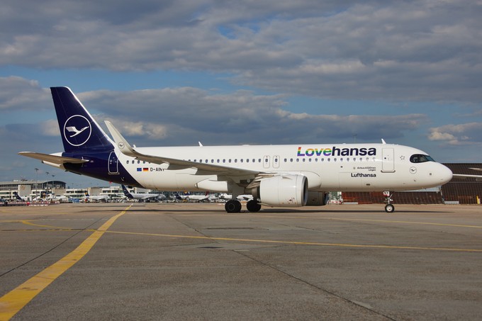 Der Airbus A320 Neo bekam seinen farbenfrohen Look im Juni 2022.