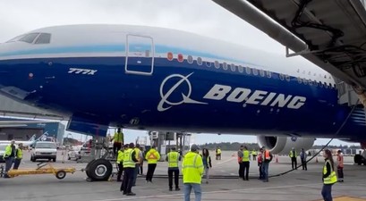 Die Boeing 777-9, die größere Variante der 777X am am Gate in Seattle/Tacoma: Passt.