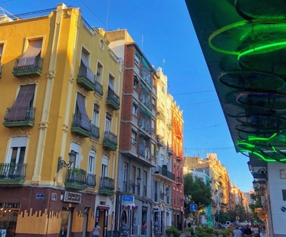 Cooles Quartier in Valencia: Letzte Sonnenstrahlen streicheln die Calle de Cuba im Viertel Ruzafa.
