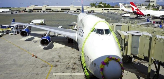 In Honolulu bekam die 747 zum Abschied einen traditionellen Blumenkranz.