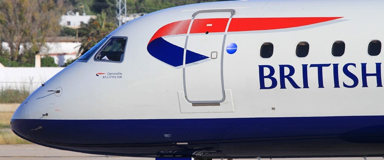 Embraer E190 von British Airways: Reisende mussten am 4. Januar acht Stunden in Amsterdam in dem Flugzeug ausharren.