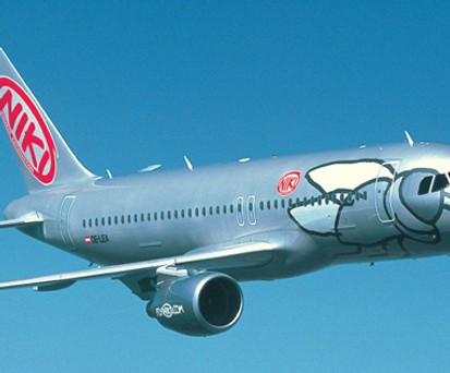 Niki stellte zwar schon Mitte Dezember 2017 den Betrieb ein, doch erst Anfang 2018 wanderte die Zuständigkeit für die Insolvenz von Deutschland nach Österreich. So konnte Niki Lauda mit Laudamotion den <a href="https://www.aerotelegraph.com/niki-lauda-bootet-iag-bei-niki-aus" target="_blank" rel="noopener">Konkurrenten IAG ausstechen</a> und Niki übernehmen. <a href="https://www.aerotelegraph.com/niki-lauda-reicht-laudamotion-an-ryanair-weiter" target="_blank" rel="noopener">Laudamotion reichte er dann wiederum im März an Ryanair weiter.</a>