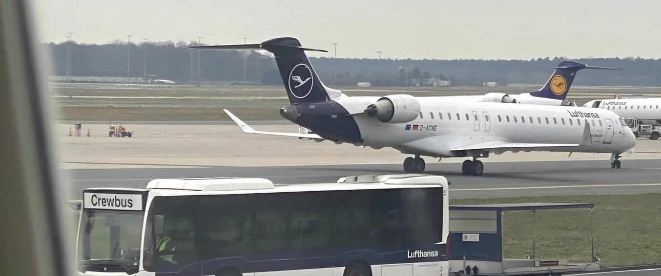 Zubringerjets von Lufthansa, fotografiert aus einem Condor-Flieger: Es wird neu verhandelt.