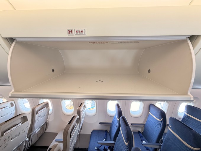 Die Gepäckfächer sind nicht ganz so groß wie in modernen westlichen Flugzeugen.