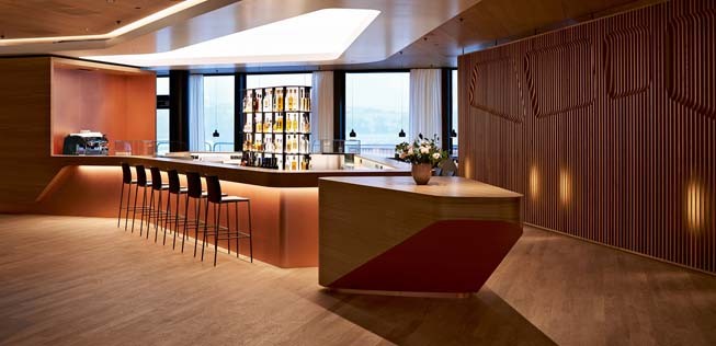 Kern der neuen Swiss First Lounge ist die Kaffeebar.