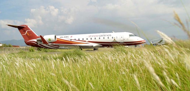 Vorne ein Flugzeug, im Hintergrund ein Helikopter: Shree Airlines beschreitet neue Wege.