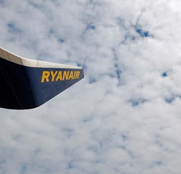 Flügelspitze und Heckflosse einer Boeing B737-800 von Ryanair: Bei Aer Lingus gescheitert.