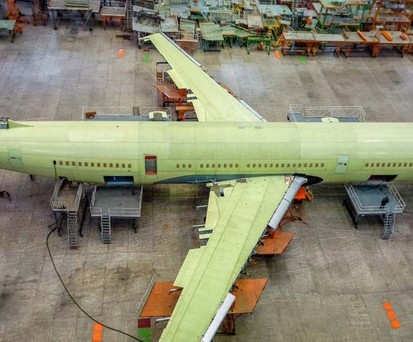 Der neuaufgelegte Langstreckenflieger Il-96-400 M konnte keine Kunden anlocken und wird daher nicht in die Serienproduktion gehen. Zwei Exemplare werden allerdings für die Regierung fertiggestellt. <a href="https://www.aerotelegraph.com/doomsday-plane-ilyushin-il-96-400-m-werden-weltuntergangsflugzeuge" target="_blank" rel="noopener">Sie könnten als sogenannte Weltuntergangsflugzeuge dienen</a>, die im Falle eines Atomkriegs, einer Katastrophe oder eines großen Konflikts als fliegender Befehlsstand dienen.