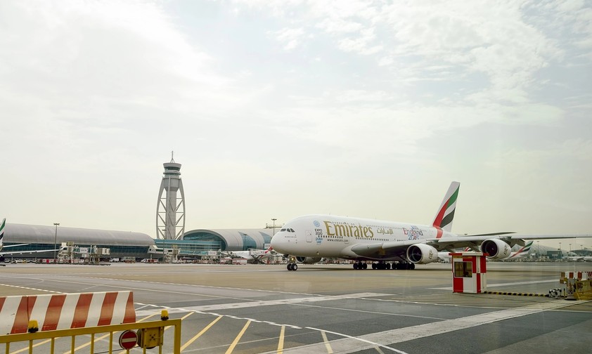 Airbus A380 von Emirates am Flughafen Dubai: Ein Superjumbo soll im Iran-Krieg bisher beschädigt worden sein.