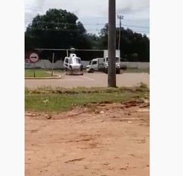 Lieferwagen trifft auf Polizeihubschrauber