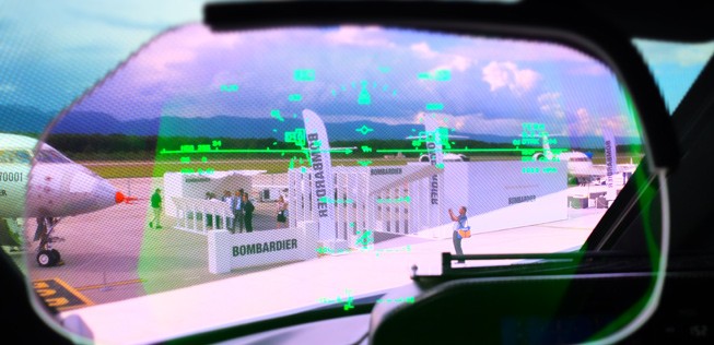 Ein Blick durchs Head-Up-Display der G500 auf den Konkurrenten Bombardier.