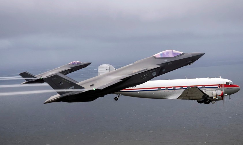 F-35 der niederländischen Luftwaffe und DC-3: Letzter Abschiedsgruß.