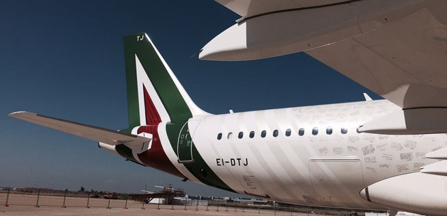 Die neue Bemalung sieht ein Stück weit aus, wie die alte. Alitalia spricht von einer «Evolution», keiner Revolution. Sie soll frischer wirken und italienisch. Auffälligste Änderung: Der grüne Streifen entlang des Rumpfes ist weg - nach 46 Jahren erstmals.