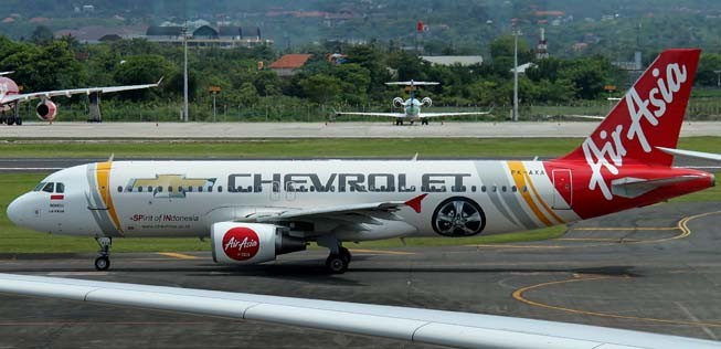 Airbus A320 von Air Asia in Denpasar auf Bali.