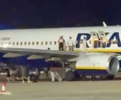 Passagiere auf der rechten Tragfläche: Sprangen aufs Vorfeld.