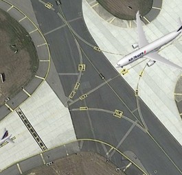 Grafik mit nachgestellter Szene: Der A330 von Air France wurde am Heck gerammt, als dieser hinter einem kleineren Flieger wartete.
