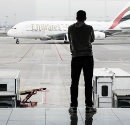 Passagier blickt auf Airbus A380 von Emirates: Fliegen wird wohl teurer.