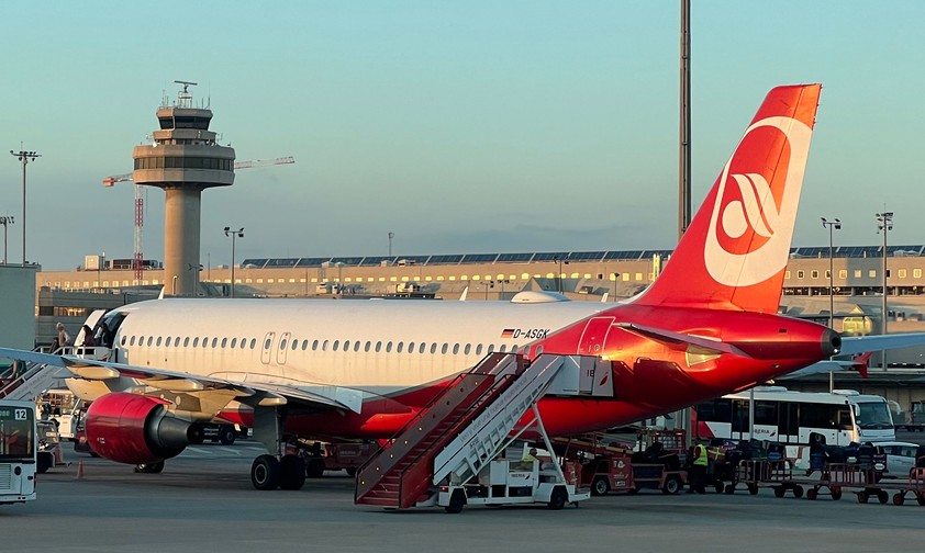 Die D-ASGK: Den Sommer über weiter in den Farben von Air Berlin.