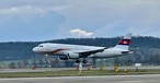 Der Airbus A320 von Kambodscha landet in Zürich.