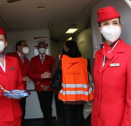 Flugbegleiter und Flugbegleiterinnen begrüßten die Impfwilligen an Bord einer Boeing 777.