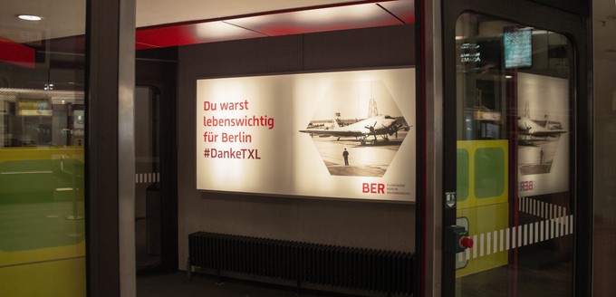 Die Flughafengesellschaftmacht auf die Ursprünge Tegels aufmerksam. Anstoß zum Bau des Flughafens war die Blockade West-Berlins kurz nach dem Zweiten Weltkrieg. Mit einer groß angelegten Luftbrücke versorgten die Alliierten ihre Berliner Zonen mehrere Monate mit Transportflugzeugen.