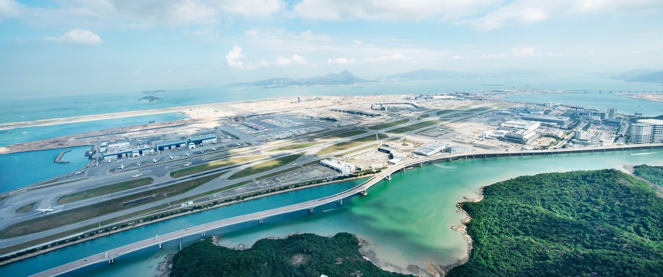 Flughafen Hongkong: Hätte die Piste schneller geräumt werden müssen?