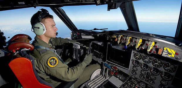 Pilot der australischen Armee: Flieger durchkämmen ein riesiges Gebiet.