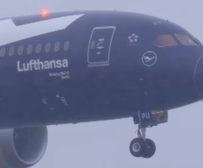 Boeing 787-9 von Lufthansa: das Flugzeug trägt die Jubiläums-Lackierung.